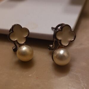 Cream Floral Pearl Earrings